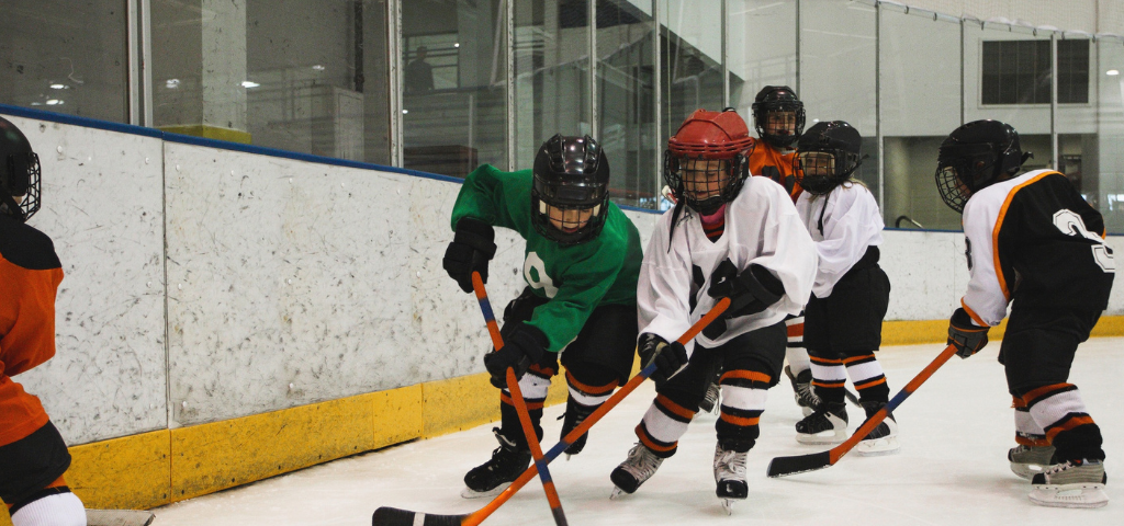 Youth hockey players going after puck.